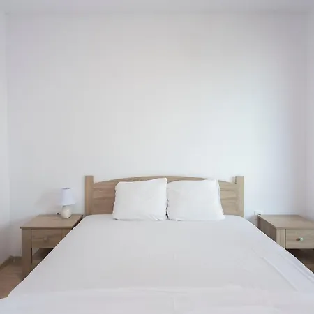 Aparthotel Modern And Bright Near Center - Free Parking 4*