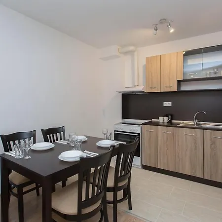 Aparthotel Modern And Bright Near Center - Free Parking 4*