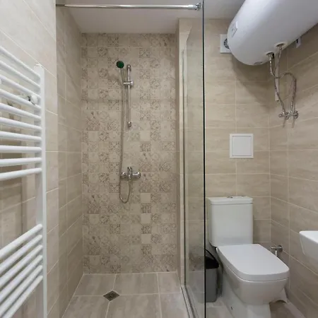 Апартхотел Modern And Bright Near Center - Free Parking