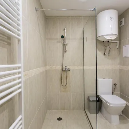 Апартхотел Modern And Bright Near Center - Free Parking 4*