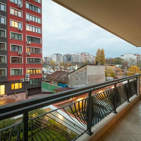 Апартхотел Modern And Bright Near Center - Free Parking