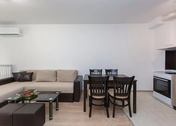 Modern And Bright Near Center - Free Parking Apartahotel