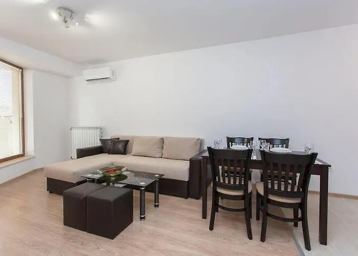 Apartahotel Modern And Bright Near Center - Free Parking