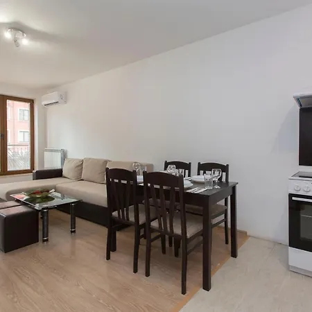 Апарт-отель Modern And Bright Near Center - Free Parking 4*