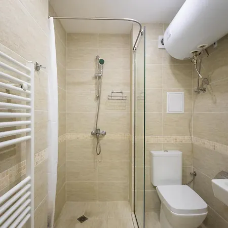 Modern And Bright Near Center - Free Parking Hotel apartamentowy