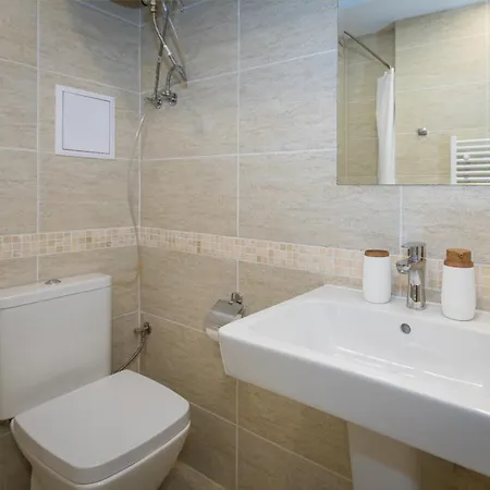 Modern And Bright Near Center - Free Parking Hotel apartamentowy