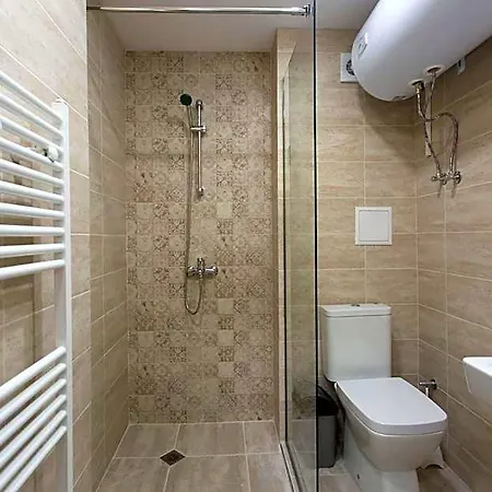 Modern And Bright Near Center - Free Parking 아파트호텔