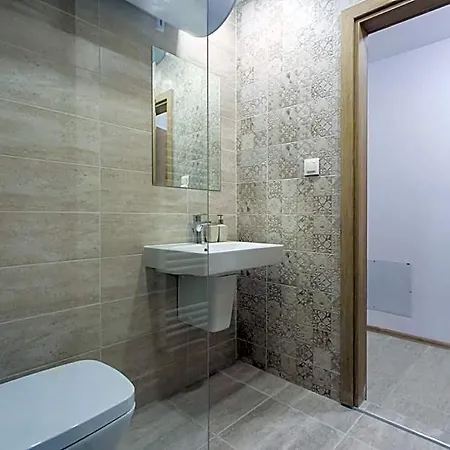 Modern And Bright Near Center - Free Parking 아파트호텔 4*