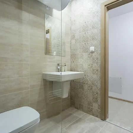 Апартхотел Modern And Bright Near Center - Free Parking *