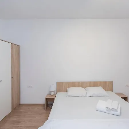 Апартхотел Modern And Bright Near Center - Free Parking *