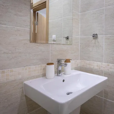 Ξενοδοχείο με διαμερίσματα Modern And Bright Near Center - Free Parking