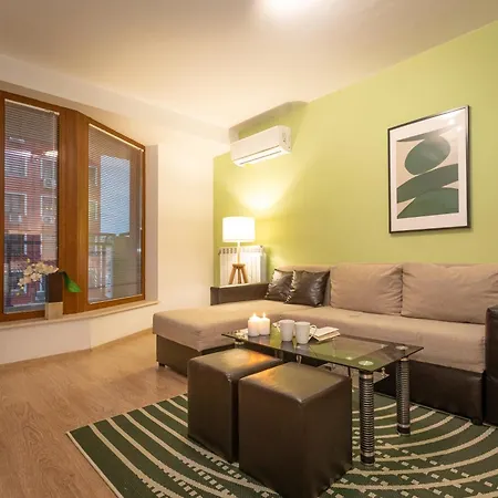 Апартхотел Modern And Bright Near Center - Free Parking *