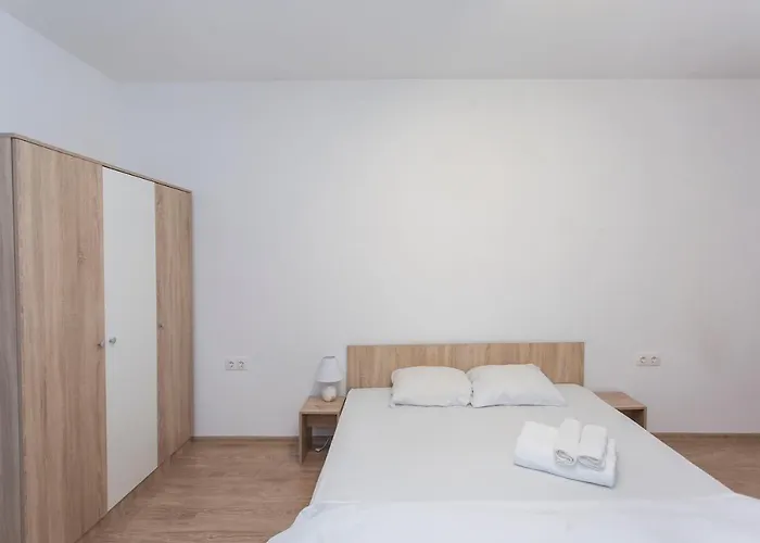 Aparthotel Modern And Bright Near Center - Free Parking 4*