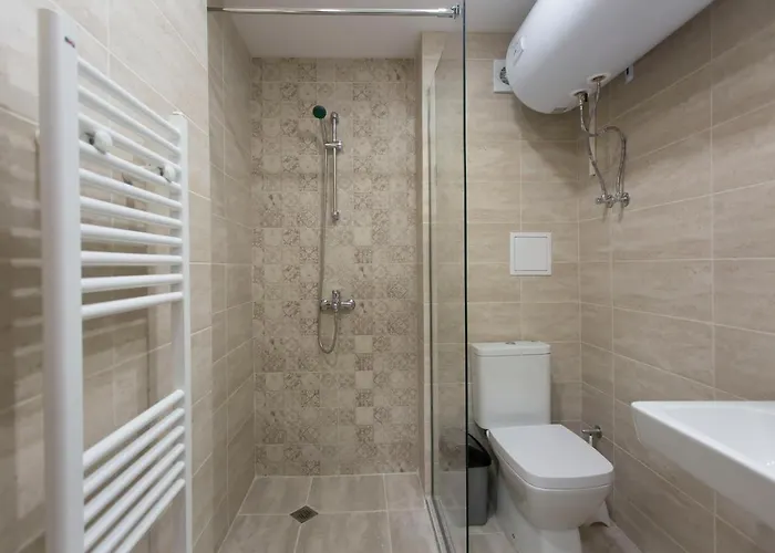 Aparthotel Modern And Bright Near Center - Free Parking