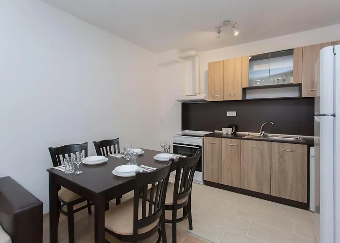 Aparthotel Modern And Bright Near Center - Free Parking 4*