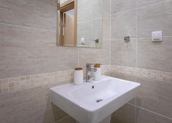 Aparthotel Modern And Bright Near Center - Free Parking