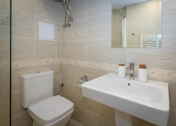 Modern And Bright Near Center - Free Parking Aparthotel