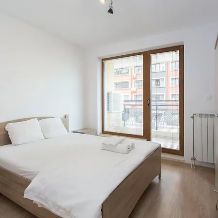 Modern And Bright Near Center - Free Parking Aparthotel