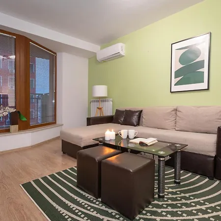 Modern And Bright Near Center - Free Parking *